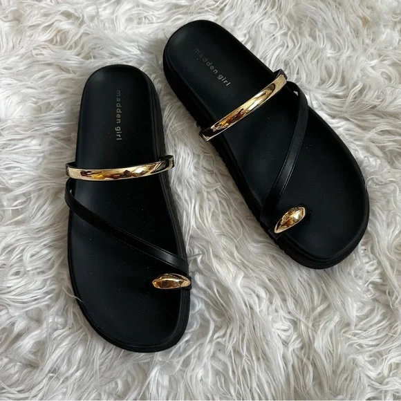 Madden Girl Women's Caribbean Slide On Sandal with Toe Loop - Picture 3 of 7